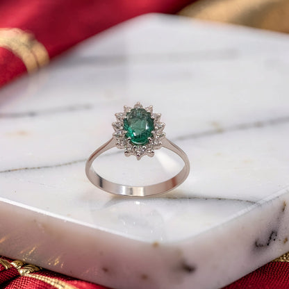 Anello in oro 18 kt con smeraldo naturale da 0,58 carati e contorno di diamanti taglio brillante da 0,23 carati totali. Un gioiello della collezione Meteore Gioielli che unisce il colore verde intenso dello smeraldo alla luminosità dei diamanti.