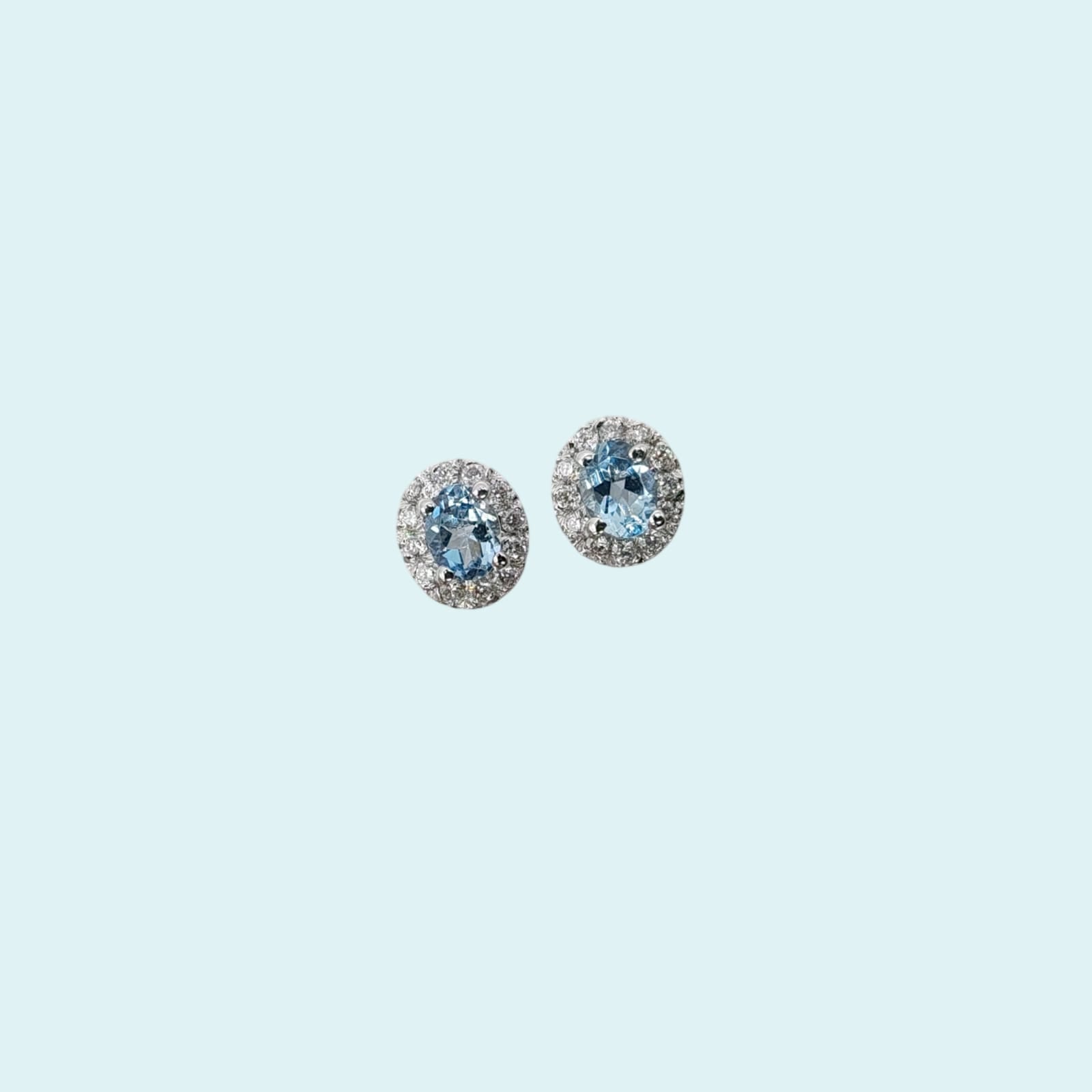 Orecchini con chiusura a perno con farfalline in oro bianco 18kt di Meteore Gioielli con Acquamarine naturali ovali 3x4 mm e giro di diamanti naturali