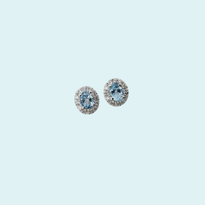Orecchini con chiusura a perno con farfalline in oro bianco 18kt di Meteore Gioielli con Acquamarine naturali ovali 3x4 mm e giro di diamanti naturali