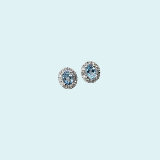 Orecchini con chiusura a perno con farfalline in oro bianco 18kt di Meteore Gioielli con Acquamarine naturali ovali 3x4 mm e giro di diamanti naturali