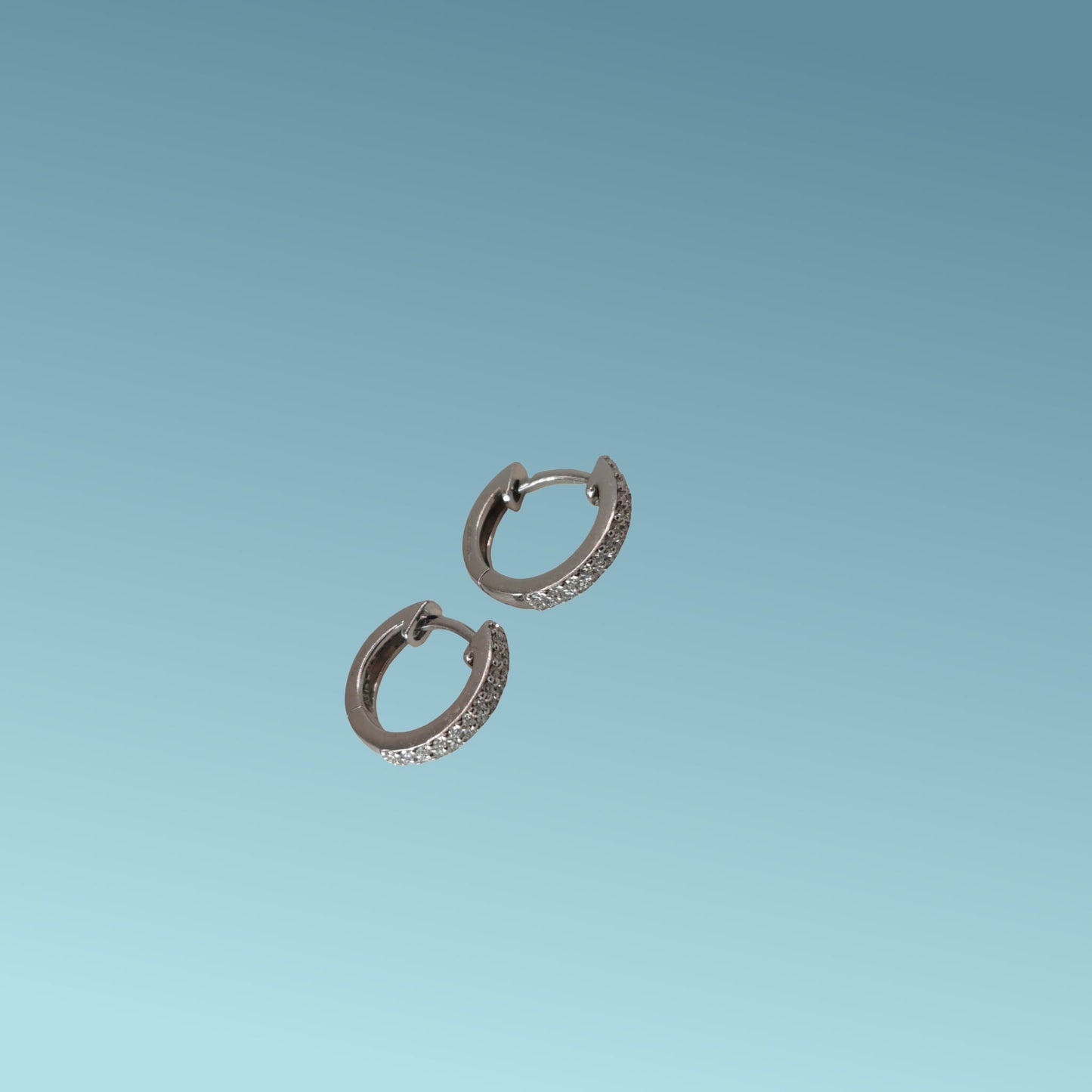 orecchini in oro bianco 18kt di mirco visconti a forma di cerchio 11mm con un delicato pavè di diamanti naturali taglio brillante per un totale di 0.14 ct