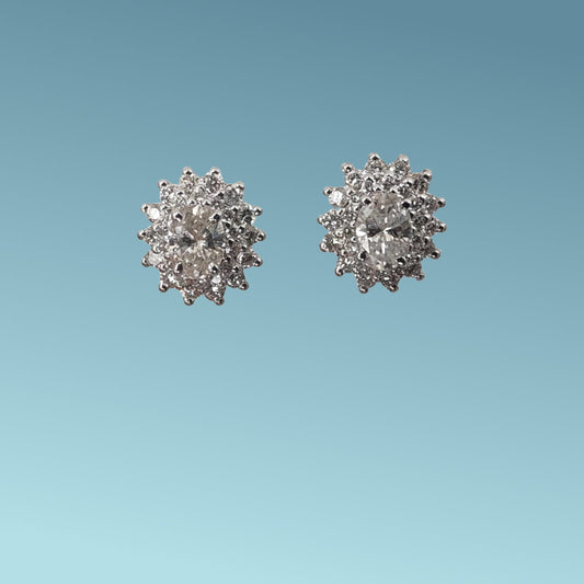 Orecchini in oro bianco 18kt di Meteore Gioielli con diamanti naturali taglio ovale 0.42ct e doppio giro di diamanti naturali taglio brillante 0.33ct