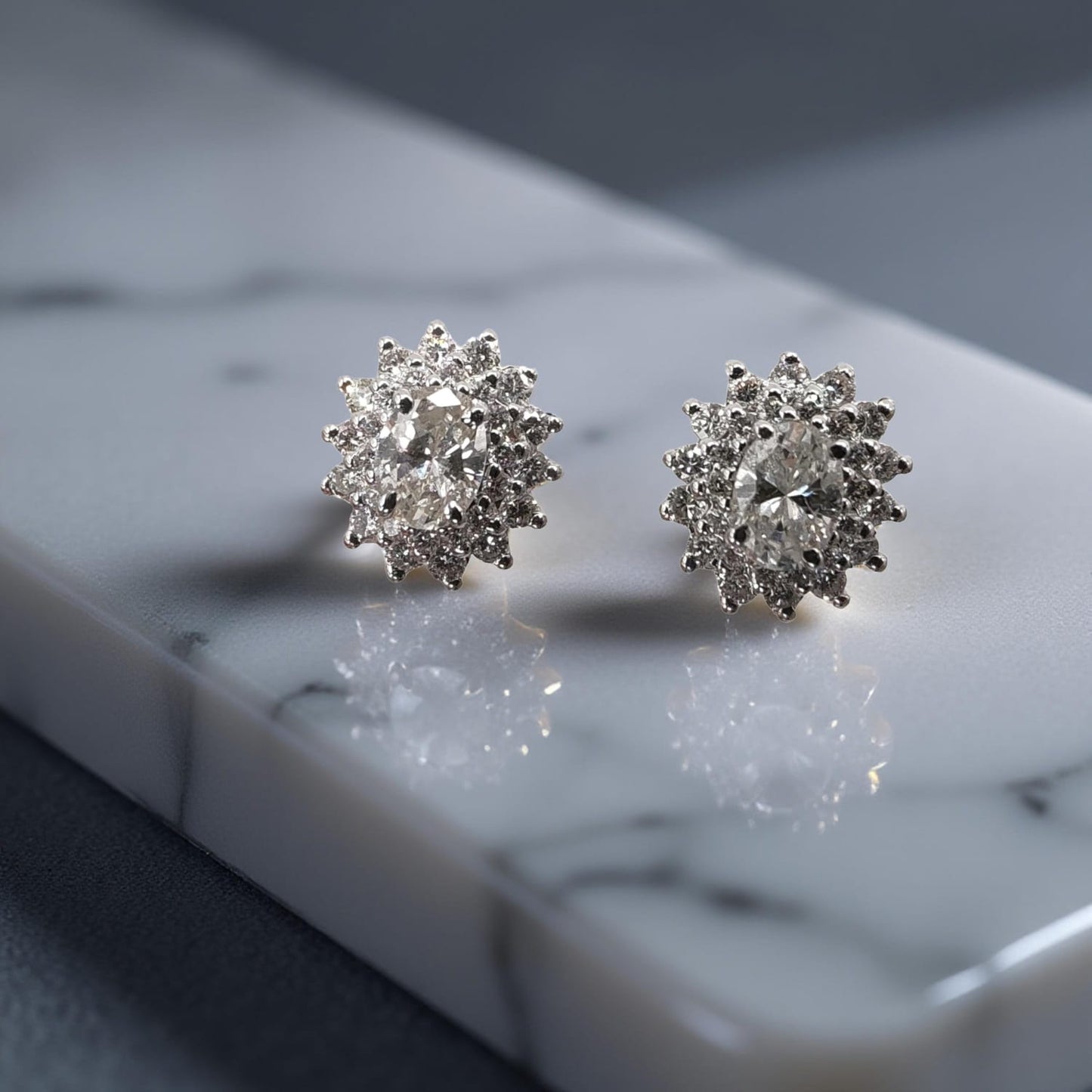 orecchini in oro bianco 18kt di meteore gioielli con diamanti naturali taglio ovale 0.42ct e doppio giro di diamanti naturali taglio brillante 0.33ct