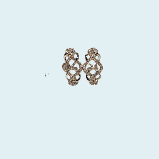 Orecchini fantasia in oro bianco 18kt di Meteore Gioielli con diamanti naturali taglio brillante G/VS. Chiusura a perno con farfallina.