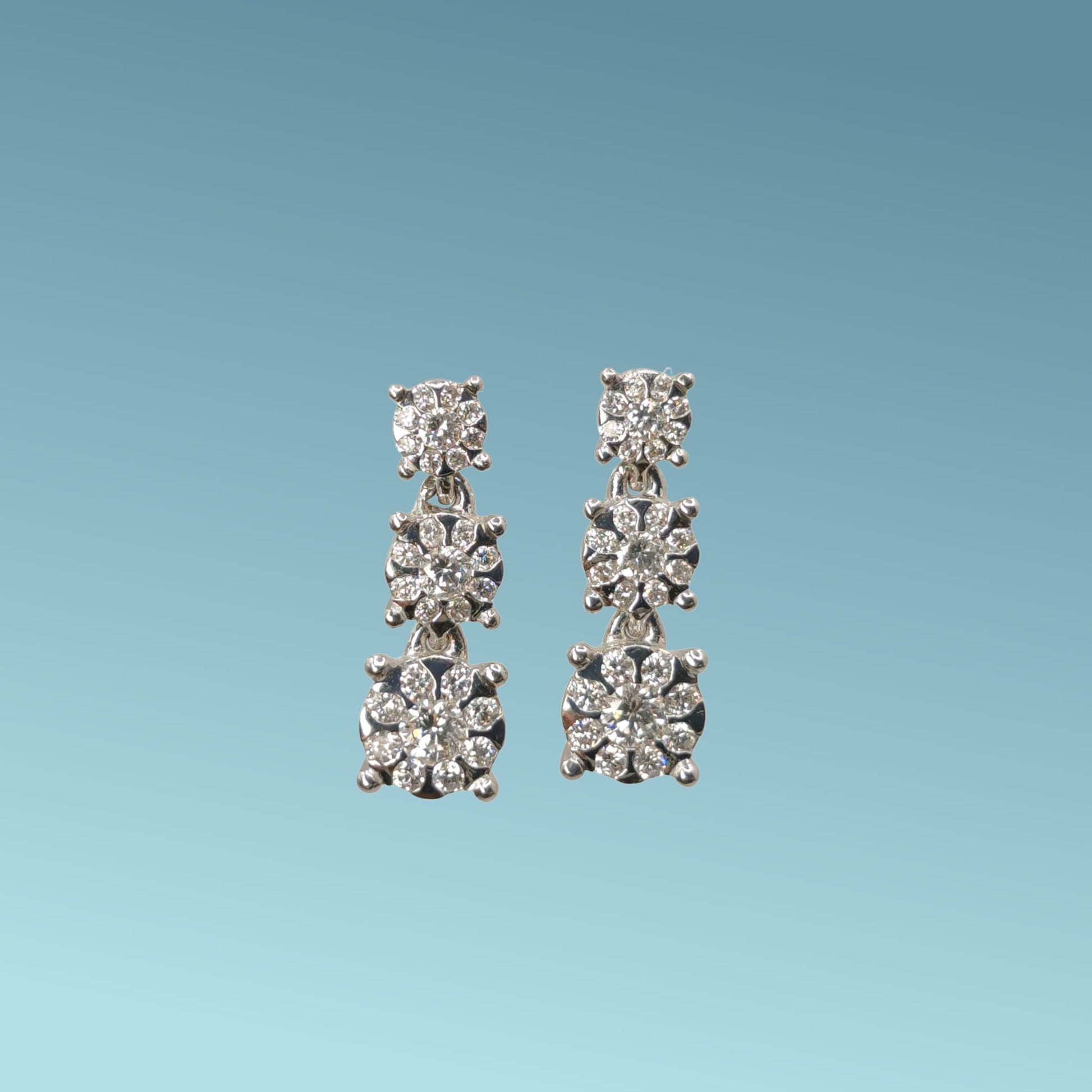 orecchini trilogy in oro bianco 18kt di Mirco Visconti presentano una cascata di diamanti naturali di 0.41ct con tre castoni a scalare estremamente luminosi