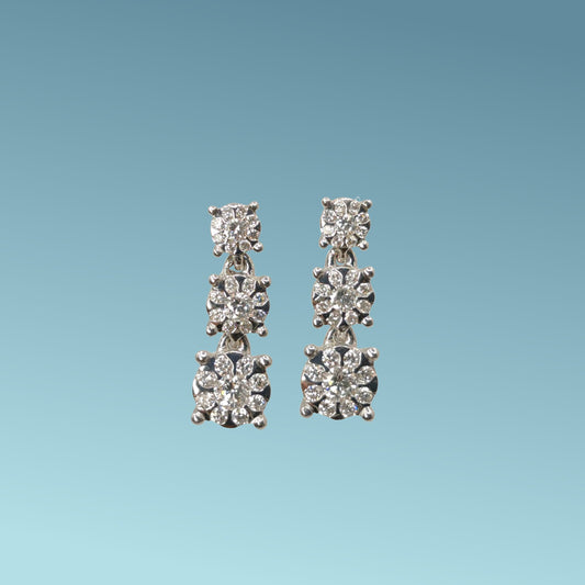 orecchini trilogy in oro bianco 18kt di Mirco Visconti presentano una cascata di diamanti naturali di 0.41ct con tre castoni a scalare estremamente luminosi
