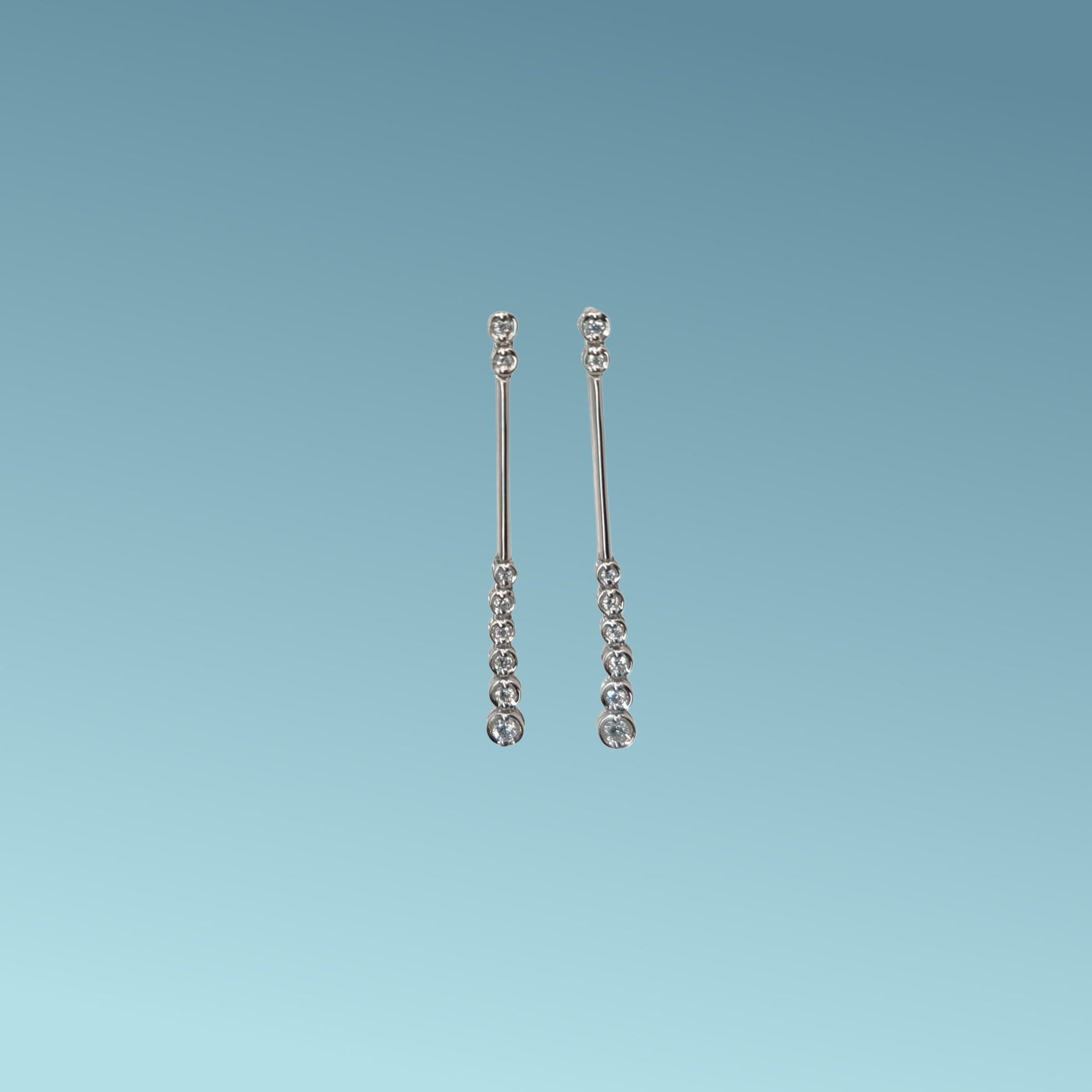 Orecchini in oro bianco 18kt di Meteore Gioielli presentano una cascata di diamanti naturali taglio brillante per un totale di 0.15ct 