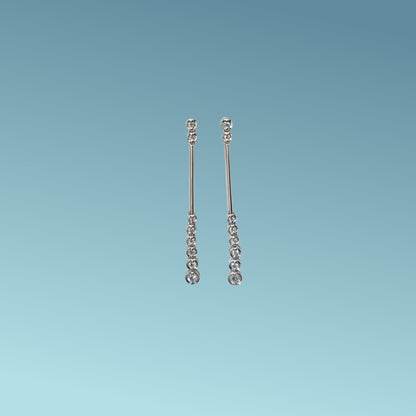 Orecchini in oro bianco 18kt di Meteore Gioielli presentano una cascata di diamanti naturali taglio brillante per un totale di 0.15ct 