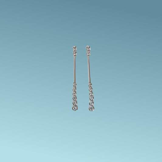 Orecchini in oro bianco 18kt di Meteore Gioielli presentano una cascata di diamanti naturali taglio brillante per un totale di 0.15ct 