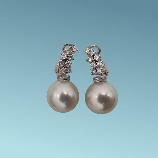orecchini in oro bianco 18kt di Meteore Gioielli con Perle Australiane diam 12.50mm incassate su un montatura con diamanti naturali 0.81 ct e chiusura a clips 