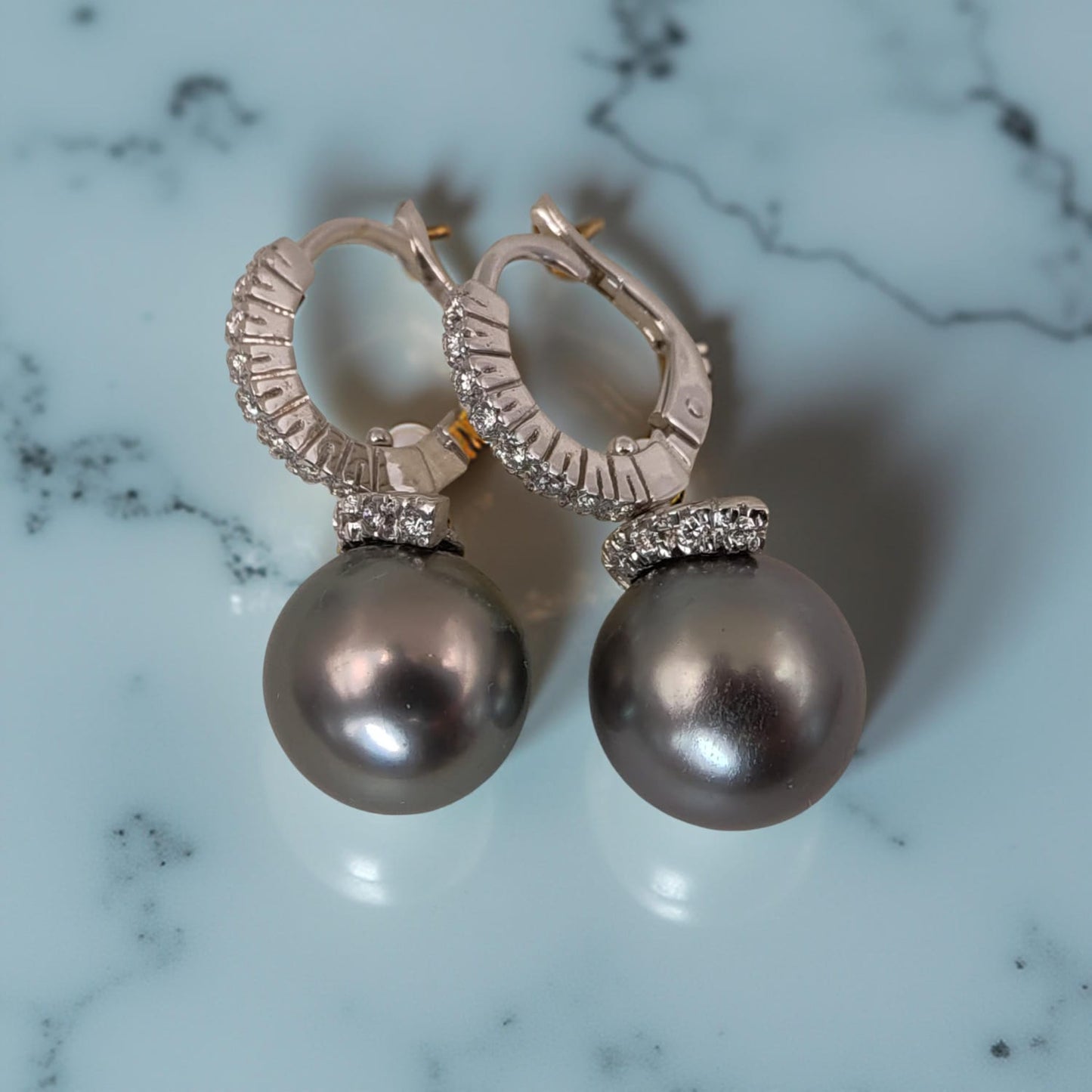 orecchini in oro bianco 18kt di meteore gioielli con perle di coltivazione in acqua di mare di provenienza tahiti del diametro di 10.50mm e diamanti 0.18 c