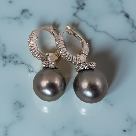 orecchini in oro bianco 18kt di Meteore Gioielli con Perle di coltivazione in Acqua di mare di provenienza Tahiti del diametro di 10.50mm e diamanti 0.18 c