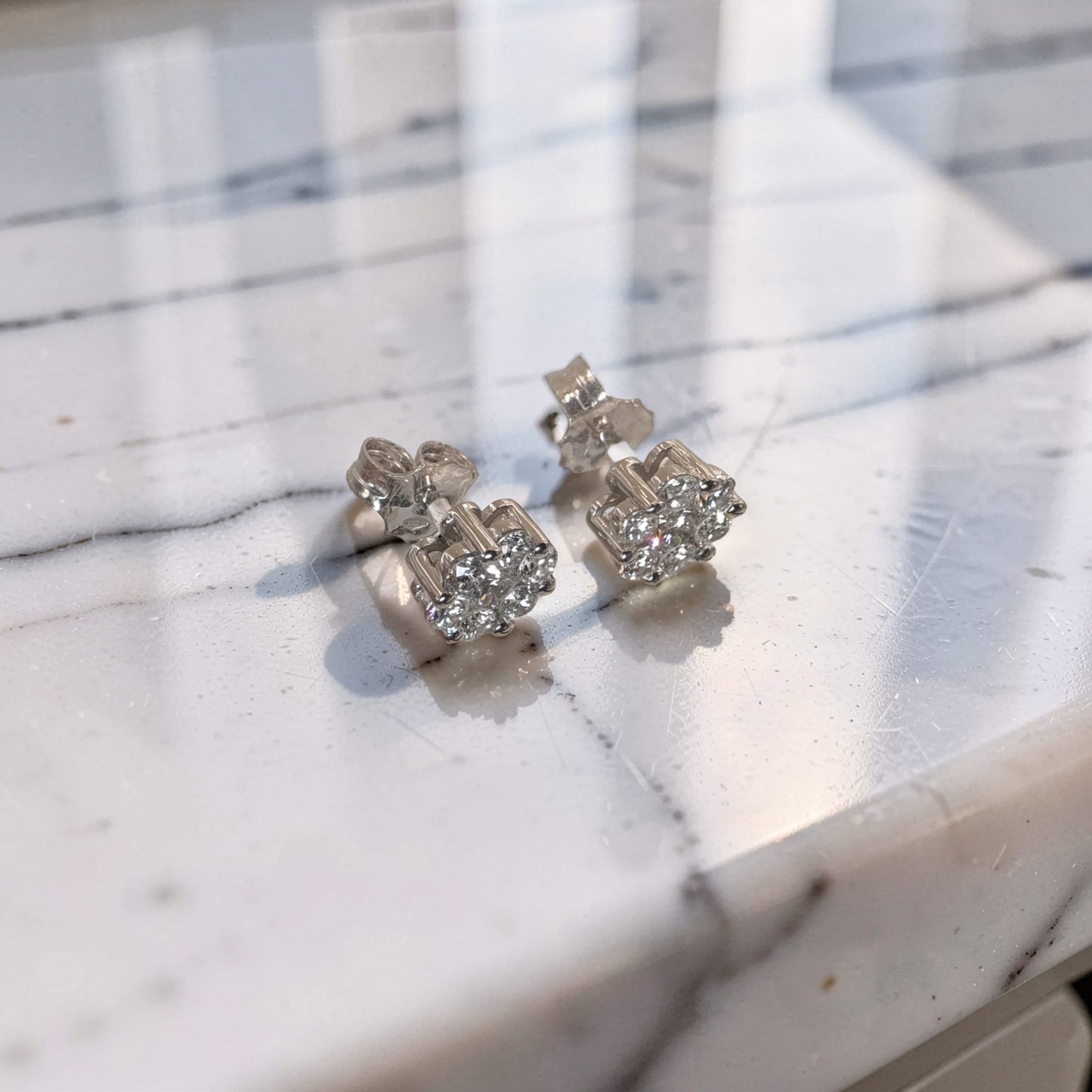orecchini punto luce della linea magic, con diamanti taglio brillante da 0,85 carati totali, colore g e purezza vs