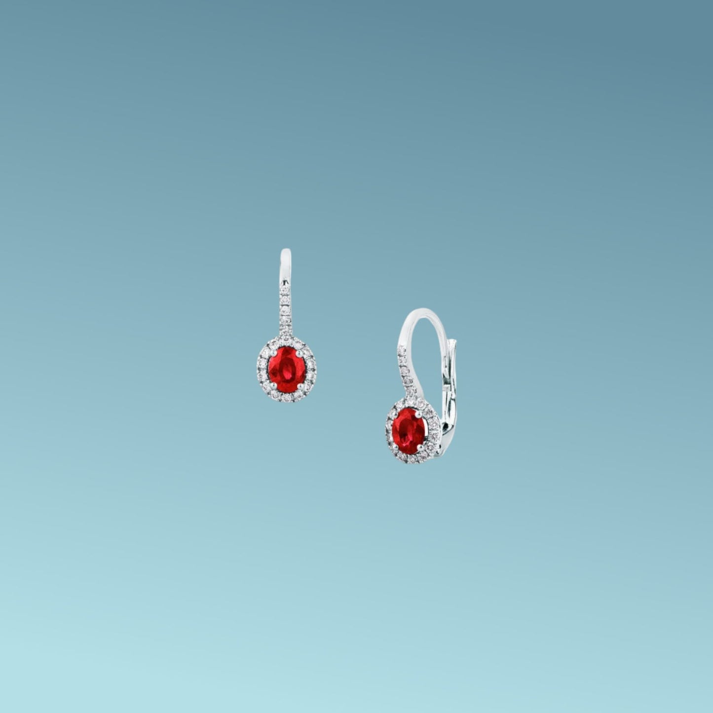 orecchini in oro bianco 18kt di mirco visconti con chiusura a gancio pendente, presentano una coppia di rubini naturali taglio ovale per un totale di 0.87 ct contornati da diamanti naturali taglio brillante presenti anche sulla chiusura per un totale di 0.22 ct