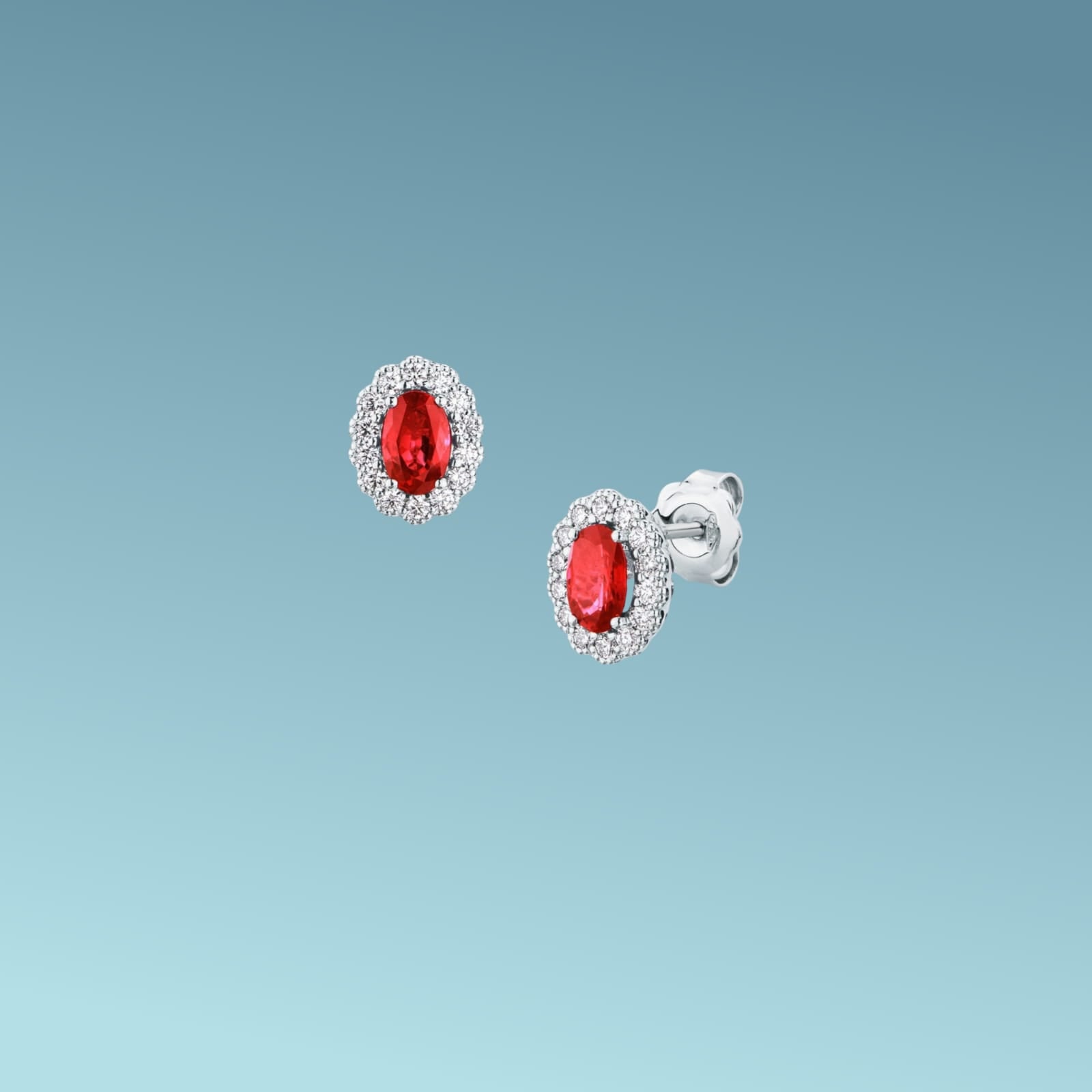 Orecchini in oro bianco 18kt di Mirco Visconti con rubini naturali taglio ovale da 1.05 ct e un contorno di diamanti naturali taglio brillante ct 0.31 G/VS.