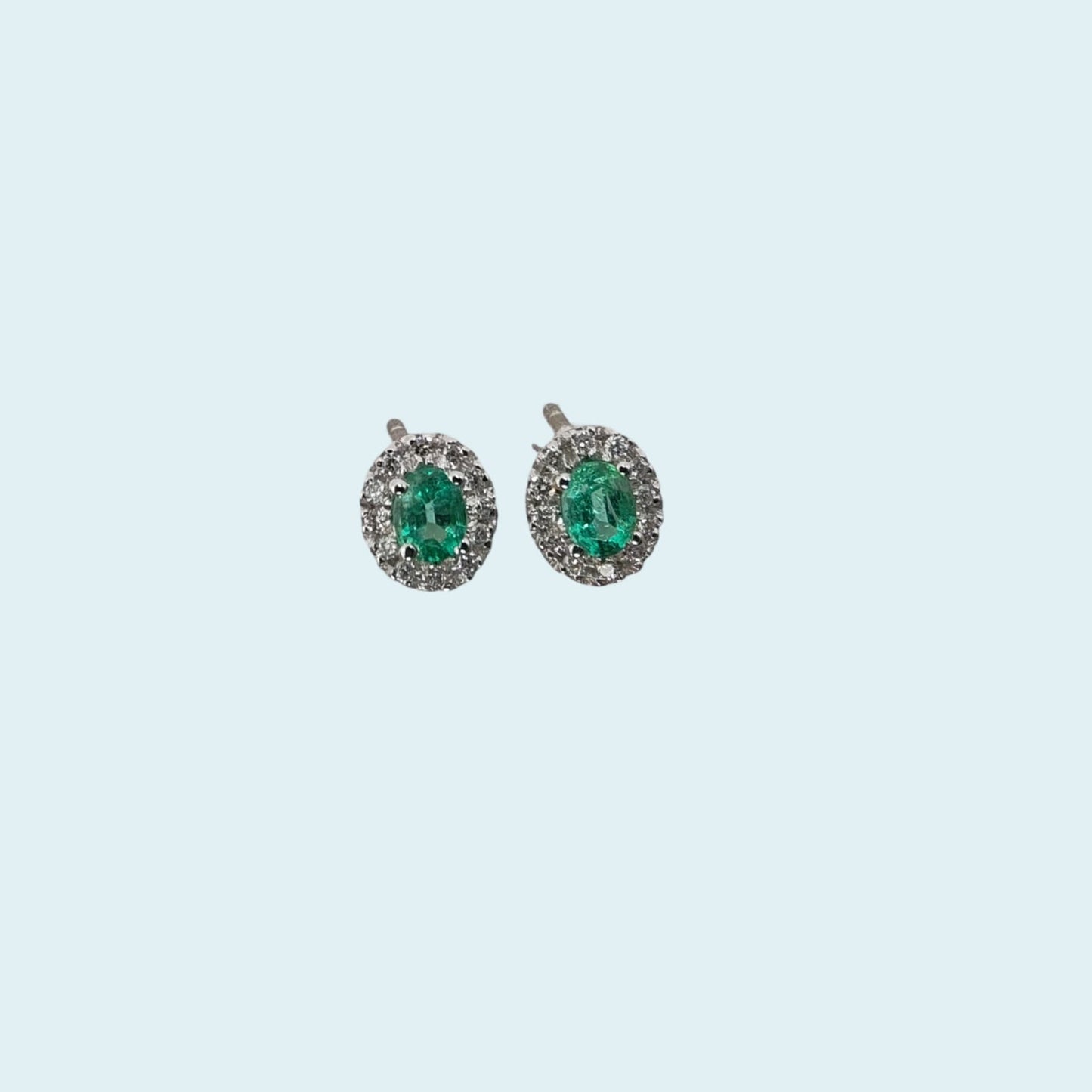 orecchini con chiusura a perno con farfalline in oro bianco 18kt di meteore gioielli con smeraldi naturali ovali 3x4 mm e giro di diamanti naturali 