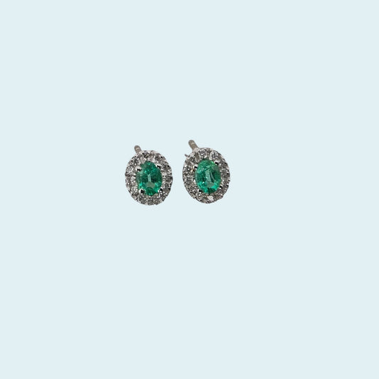 Orecchini con chiusura a perno con farfalline in oro bianco 18kt di Meteore Gioielli con Smeraldi naturali ovali 3x4 mm e giro di diamanti naturali 
