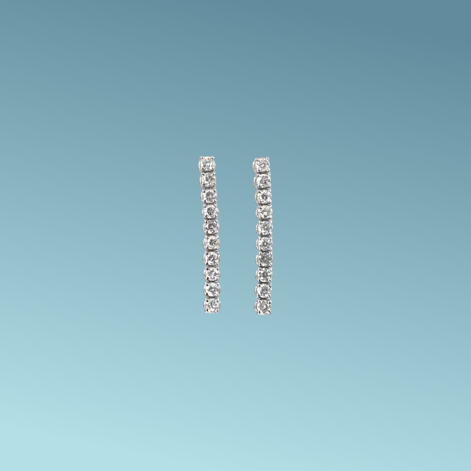 orecchini tennis morbidi  in oro bianco 18kt  di Meteore Gioielli presentano 10 diamanti naturali taglio brillante per ognuno per un totale di 0.37ct G/VS 
