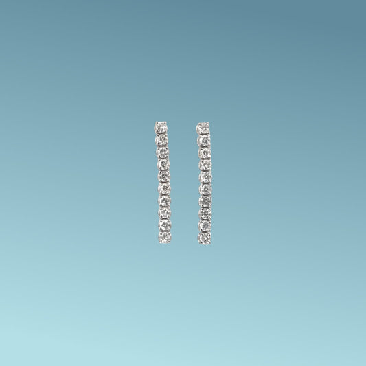 orecchini tennis morbidi  in oro bianco 18kt  di Meteore Gioielli presentano 10 diamanti naturali taglio brillante per ognuno per un totale di 0.37ct G/VS 