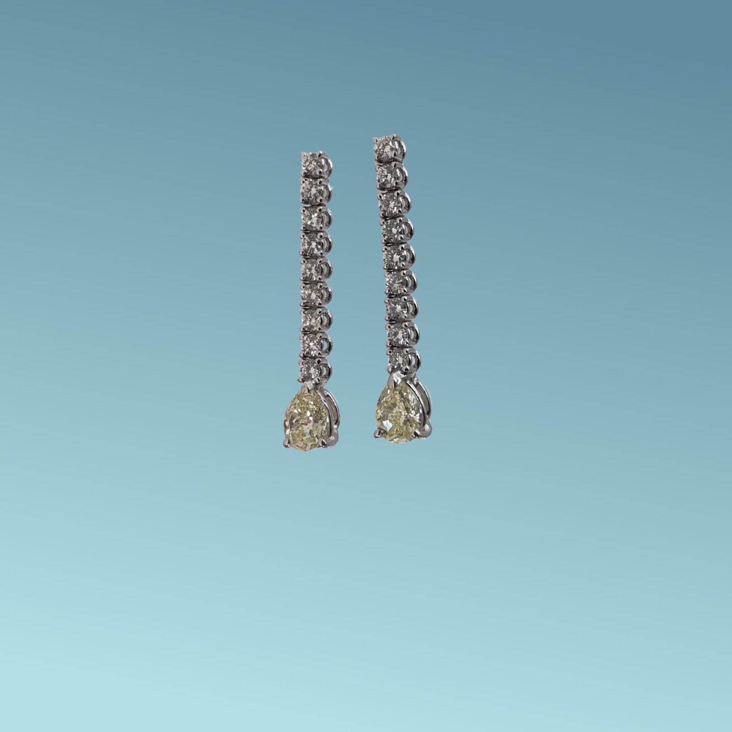 orecchini tennis in oro bianco 18kt di meteore gioielli con diamanti naturali taglio brillante da 0.54ct e due  diamanti fancy a goccia colore yellow di 0.82ct