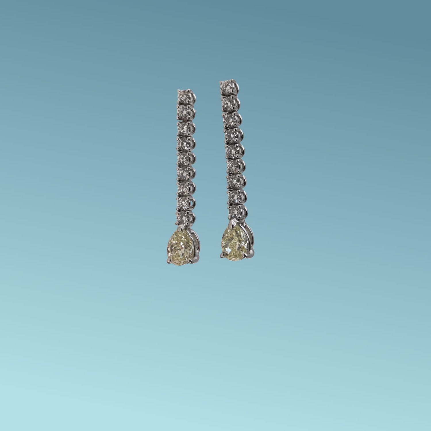 Orecchini tennis in oro bianco 18kt di Meteore Gioielli con diamanti naturali taglio brillante da 0.54ct e due  diamanti fancy a goccia colore yellow di 0.82ct