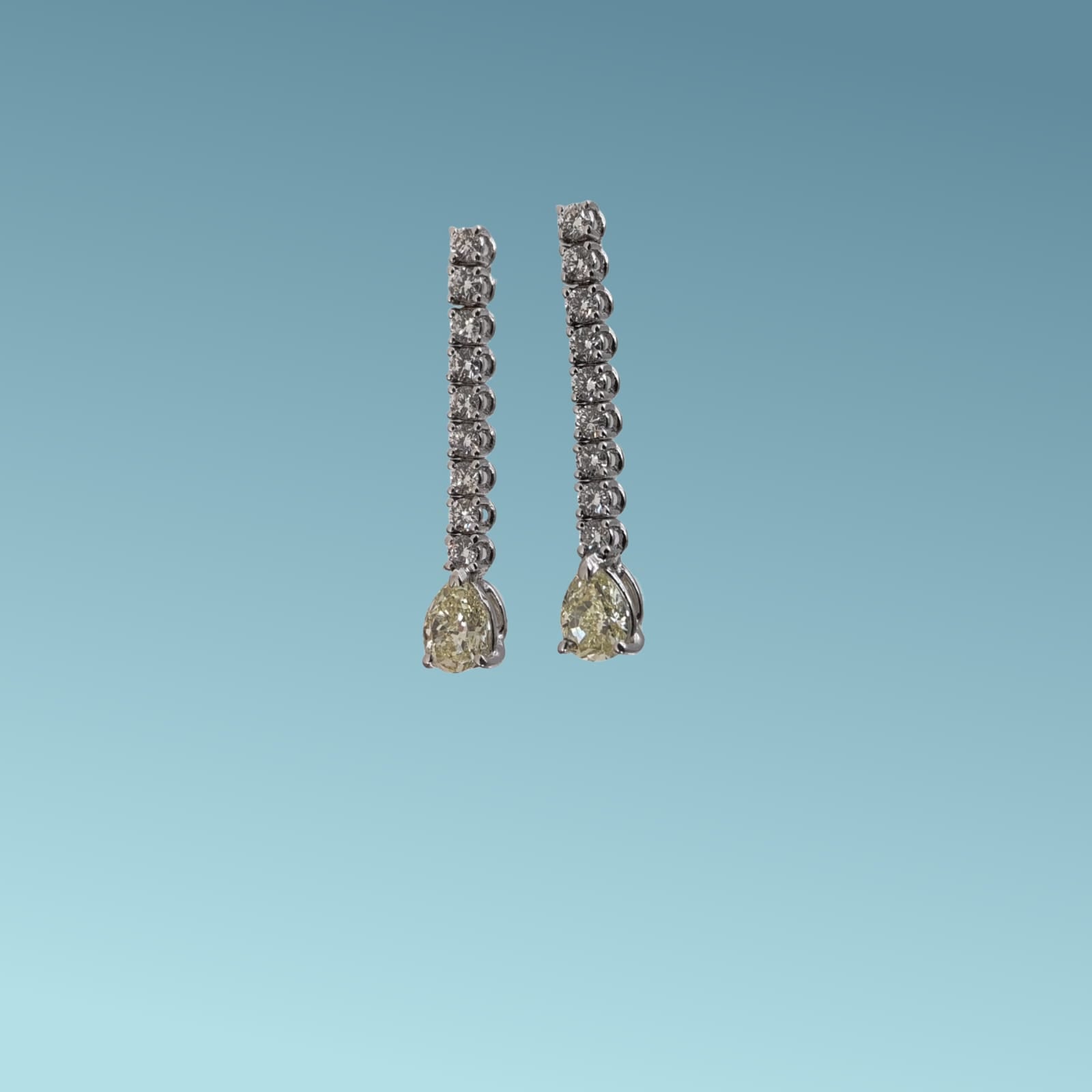 Orecchini tennis in oro bianco 18kt di Meteore Gioielli con diamanti naturali taglio brillante da 0.54ct e due  diamanti fancy a goccia colore yellow di 0.82ct