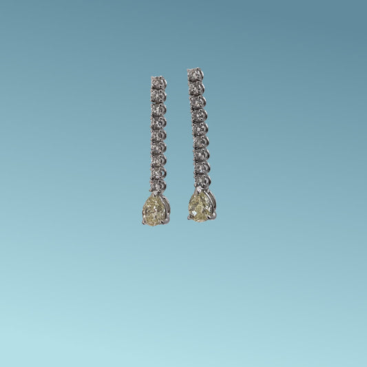 Orecchini tennis in oro bianco 18kt di Meteore Gioielli con diamanti naturali taglio brillante da 0.54ct e due  diamanti fancy a goccia colore yellow di 0.82ct