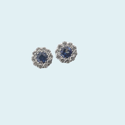 Orecchini in oro bianco con chiusura a farfallina di Meteore Gioielli con Zaffiri naturali di forma rotonda e giro di diamanti naturali taglio brillante.