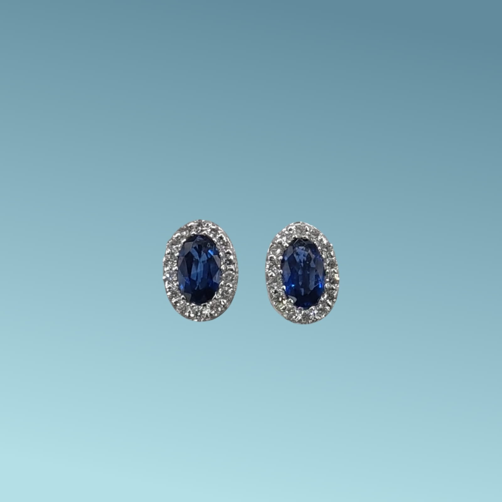 Orecchini con chiusura a perno con farfalline in oro bianco 18kt di Meteore Gioielli con Zaffiri naturali ovali 5x3 mm ct 0.53 e giro di diamanti naturali taglio brillante ct 0.12 G/VS