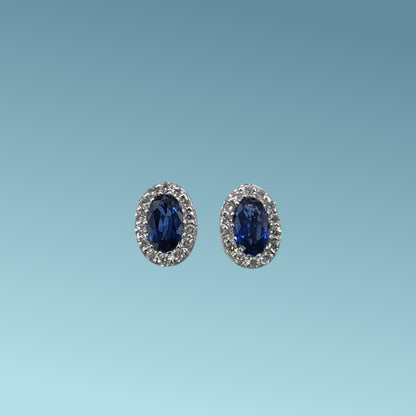 Orecchini con chiusura a perno con farfalline in oro bianco 18kt di Meteore Gioielli con Zaffiri naturali ovali 5x3 mm ct 0.53 e giro di diamanti naturali taglio brillante ct 0.12 G/VS