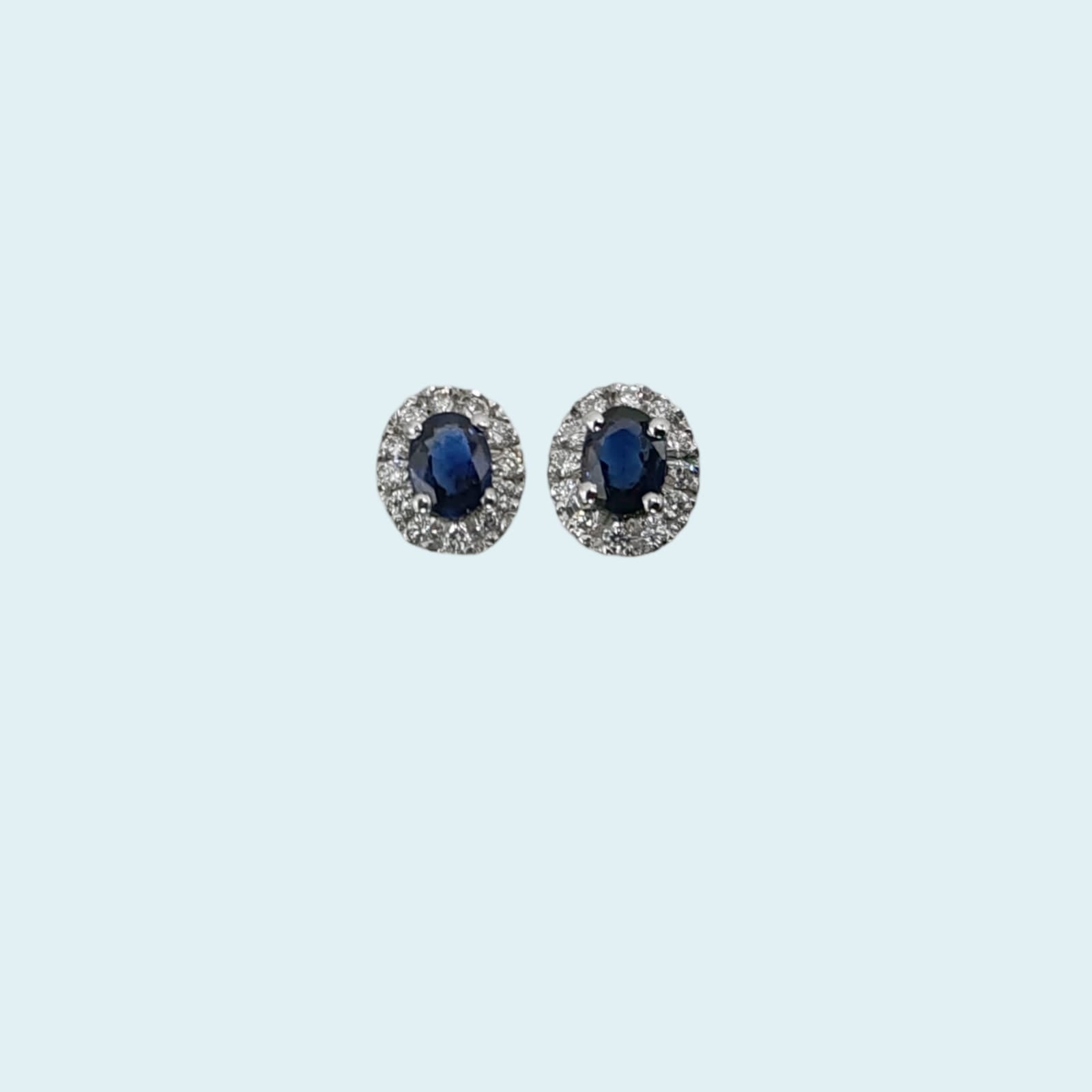 Orecchini con chiusura a perno con farfalline in oro bianco 18kt di Meteore Gioielli con Zaffiri naturali ovali 3x4 mm e giro di diamanti naturali