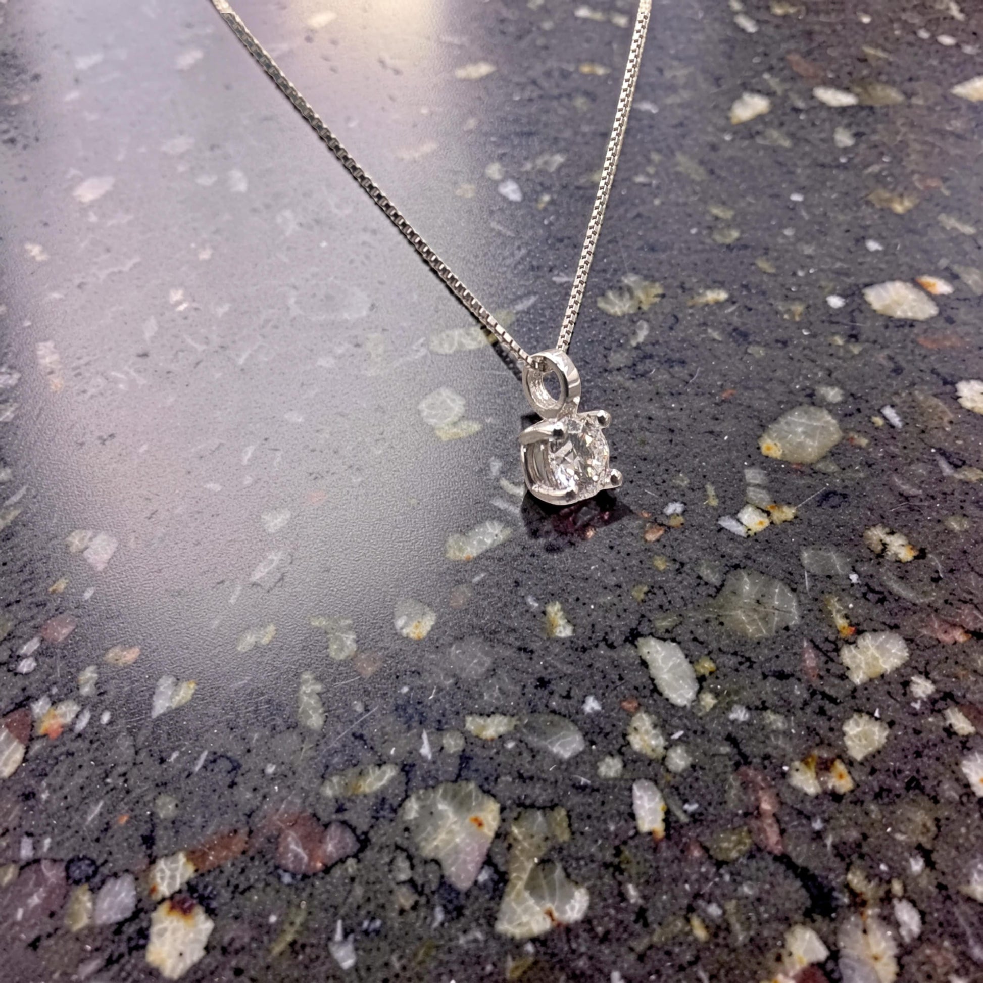 Vista laterale collana punto luce con diamante certificato IGI o GIA  incastonato da Meteore Gioielli 