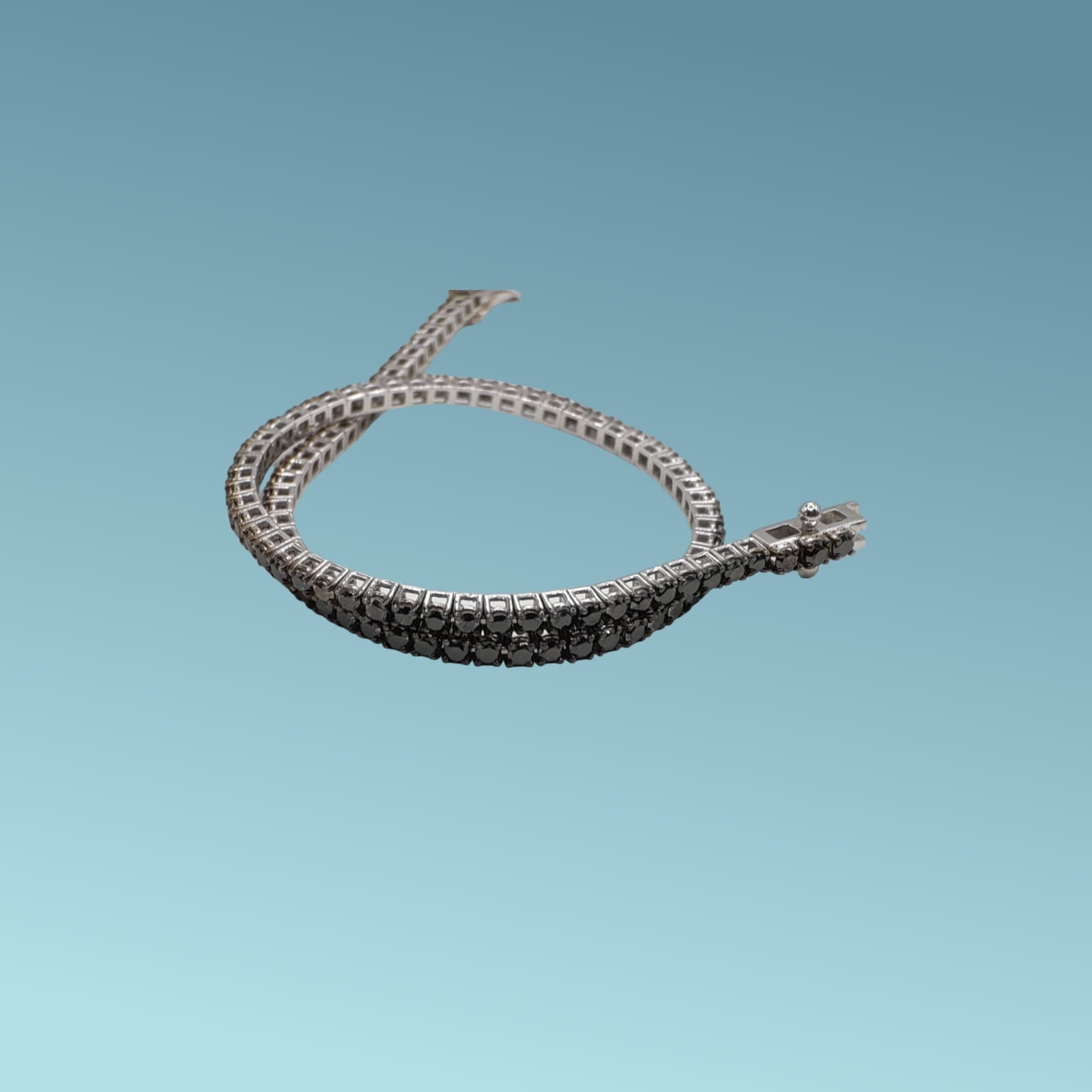 Bracciale tennis in oro bianco con diamanti neri di carati 2.13 con punte brunite. Lunghezza 19cm di Meteore Gioielli 