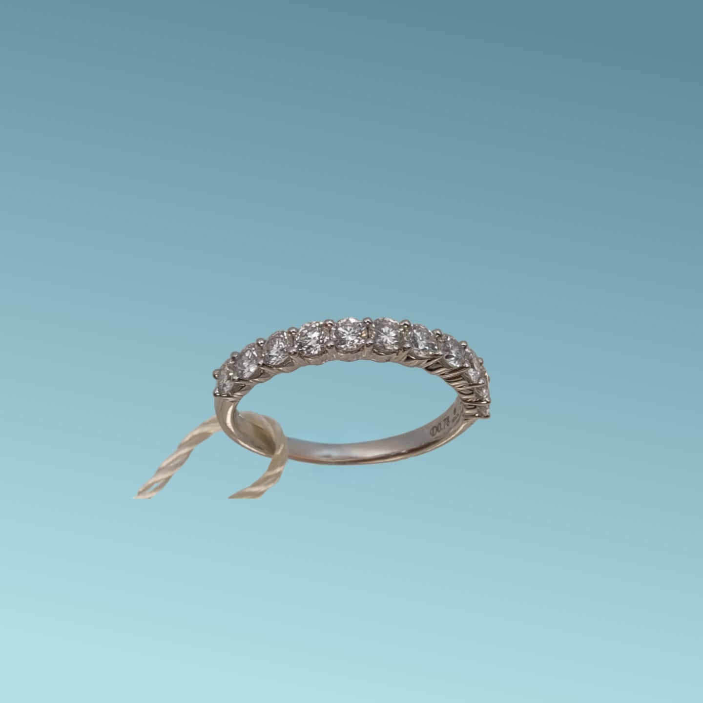 Anello veretta in oro bianco 18kt di Meteore Gioielli con11 Diamanti naturali taglio brillante, che ricoprono la metà della superfice dell'anello. 