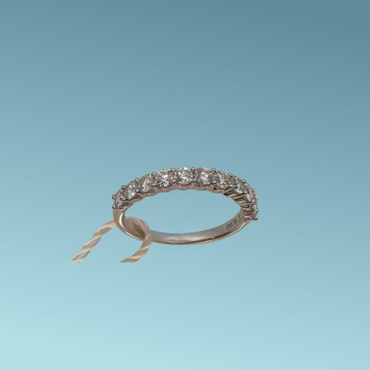 Anello veretta in oro bianco 18kt di Meteore Gioielli con11 Diamanti naturali taglio brillante, che ricoprono la metà della superfice dell'anello. 