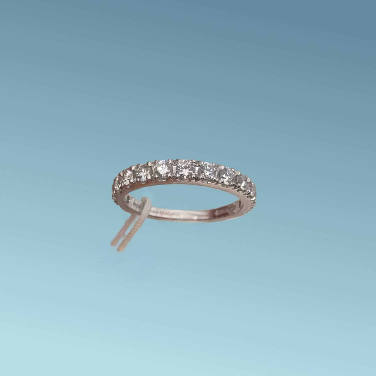 Anello veretta in oro bianco 18kt di Mirco Visconti con 15 Diamanti naturali taglio brillante a scalare che ricoprono 3/4 di superfice della montatura dell'anello. 