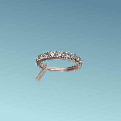 Anello veretta in oro bianco 18kt di Mirco Visconti con 15 Diamanti naturali taglio brillante a scalare che ricoprono 3/4 di superfice della montatura dell'anello. 