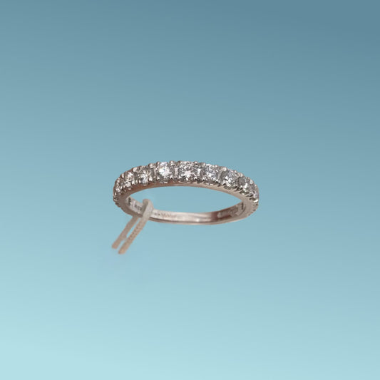Anello veretta in oro bianco 18kt di Mirco Visconti con 15 Diamanti naturali taglio brillante a scalare che ricoprono 3/4 di superfice della montatura dell'anello. 