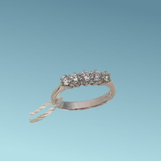 Anello veretta in oro bianco 18kt di Meteore Gioielli con 5 Diamanti naturali taglio brillante. Questo anello è un simbolo di amore eterno e  fedeltà.