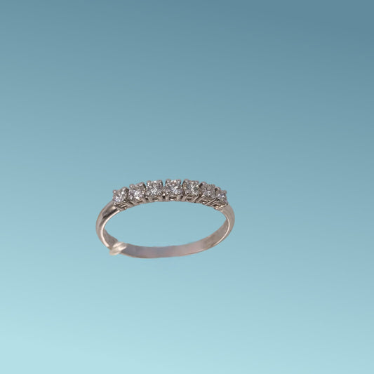 Anello veretta in oro bianco 18kt di Meteore Gioielli con 7 Diamanti naturali taglio brillante. Il design tradizionale della veretta mette in risalto i diamanti