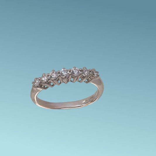 Anello veretta in oro bianco 18kt di Meteore Gioielli con 7 Diamanti naturali taglio brillante. La veretta è una celebrazione della raffinatezza e amore eterno.