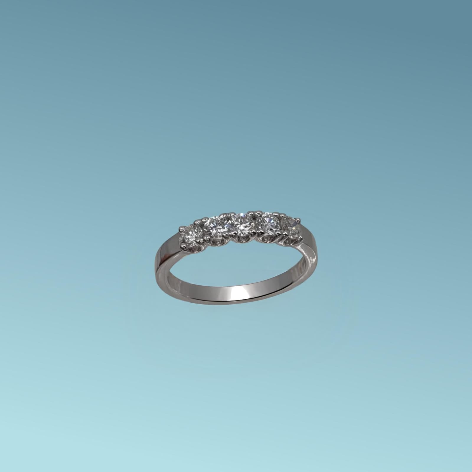 Anello veretta in oro bianco 18kt di Meteore Gioielli con 5 Diamanti naturali taglio brillante carati 0.50 G/Vs