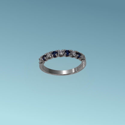 Anello veretta in oro bianco 18kt di Meteore Gioielli con alternati 4 zaffiri naturali ct 0.24 taglio brillante e 5 diamanti naturali ct 0.24 taglio brillante. 