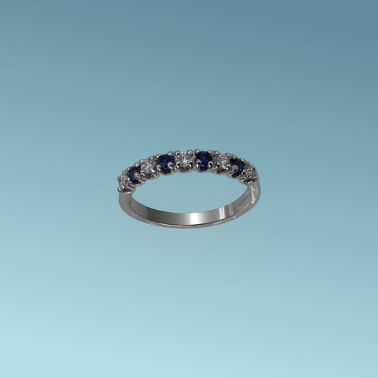 Anello veretta in oro bianco 18kt di Meteore Gioielli con alternati 4 zaffiri naturali ct 0.24 taglio brillante e 5 diamanti naturali ct 0.24 taglio brillante. 