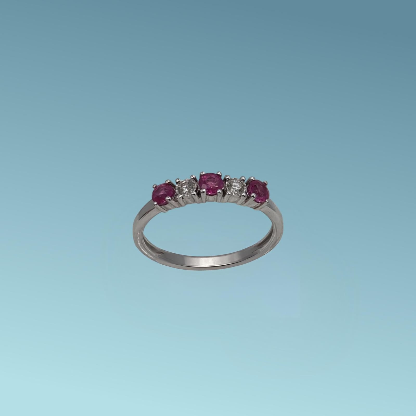 Veretta in oro bianco 18kt di Meteore Gioielli presenta 3 rubini naturali taglio brillante ct 0.35 alternati a 2 diamanti naturali taglio brillante ct 0.10