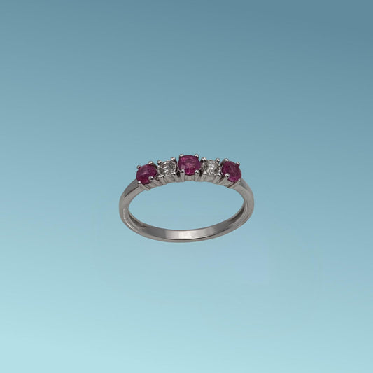 Veretta in oro bianco 18kt di Meteore Gioielli presenta 3 rubini naturali taglio brillante ct 0.35 alternati a 2 diamanti naturali taglio brillante ct 0.10