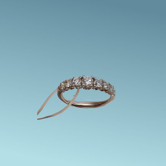 Anello veretta in oro bianco 18kt di Mirco Visconti con 9 Diamanti naturali taglio brillante 0,81 punti, montati a scalare su una montatura a giorno. 