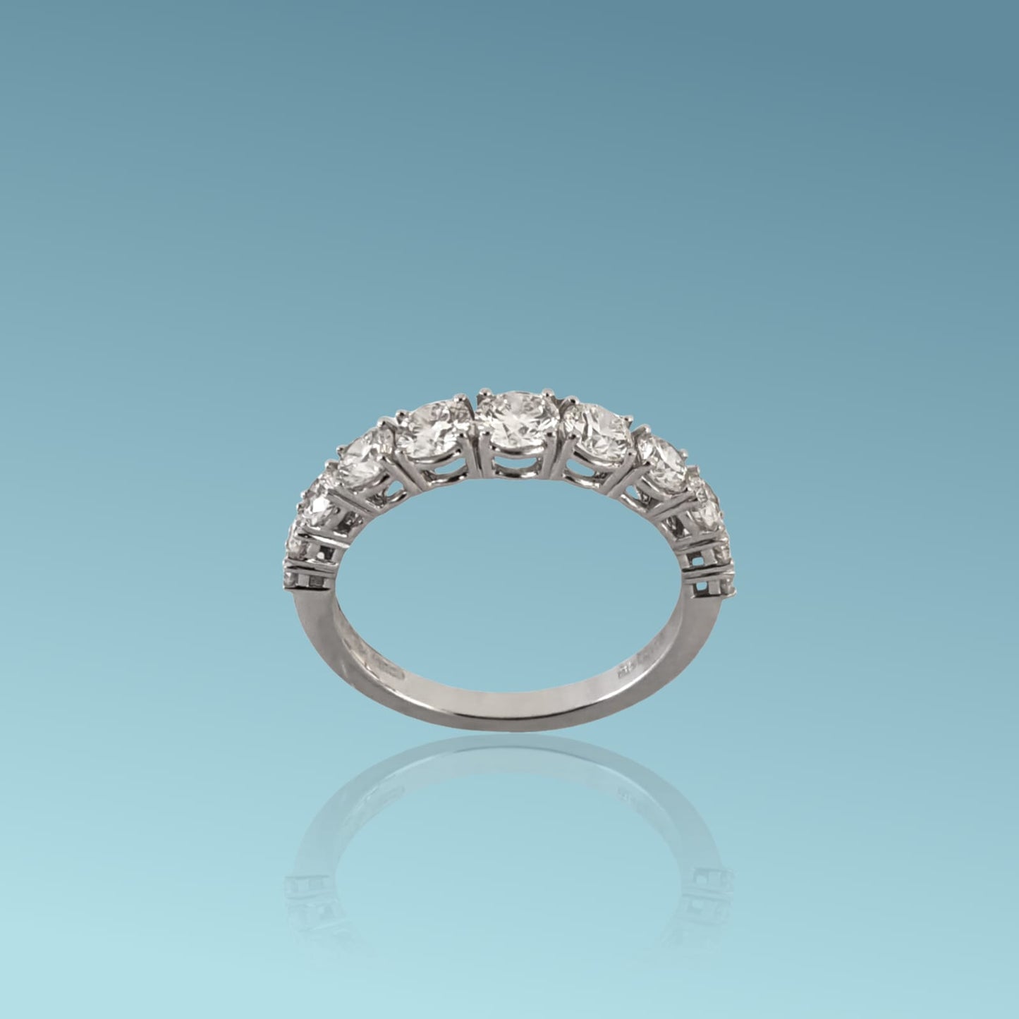 anello veretta in oro bianco 18kt di mirco visconti con diamanti naturali taglio brillante di dimensioni diverse a scalare per un totale di 1.32 ct.