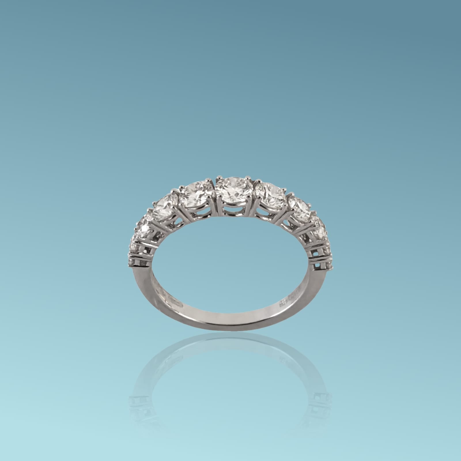 Anello Veretta in oro bianco 18kt di Mirco Visconti con Diamanti naturali taglio brillante di dimensioni diverse a scalare per un totale di 1.32 ct.