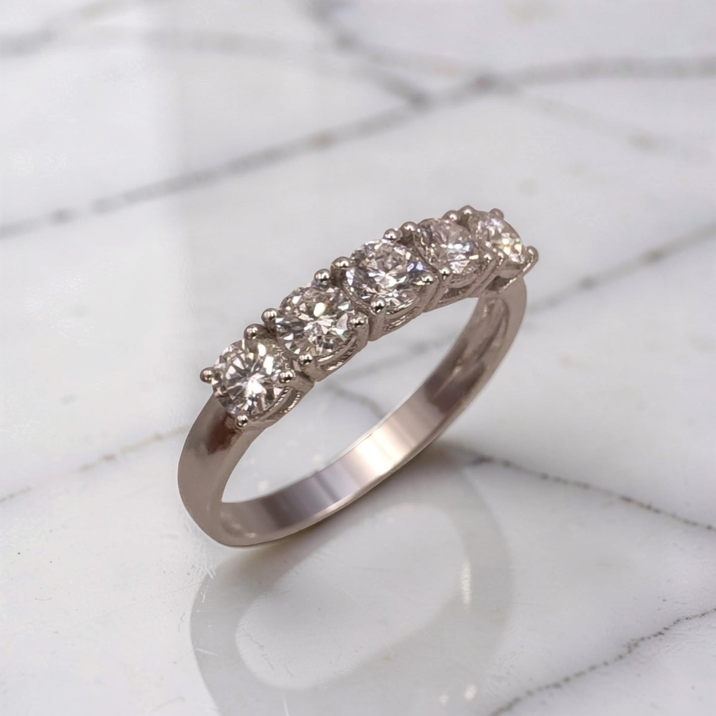 veretta in oro bianco 18kt con 5 diamanti naturali, 0,82 ct colore g purezza vs1. certificato meteore gioielli, eleganza senza tempo.